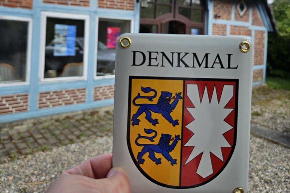 Das historische Behrend-Haus in Neuheikendorf wird durch die Denkmalplakette als besonderes Kulturgut gekennzeichnet.