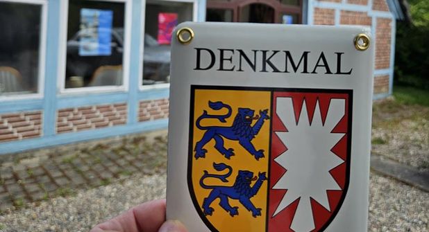 Das historische Behrend-Haus in Neuheikendorf wird durch die Denkmalplakette als besonderes Kulturgut gekennzeichnet.