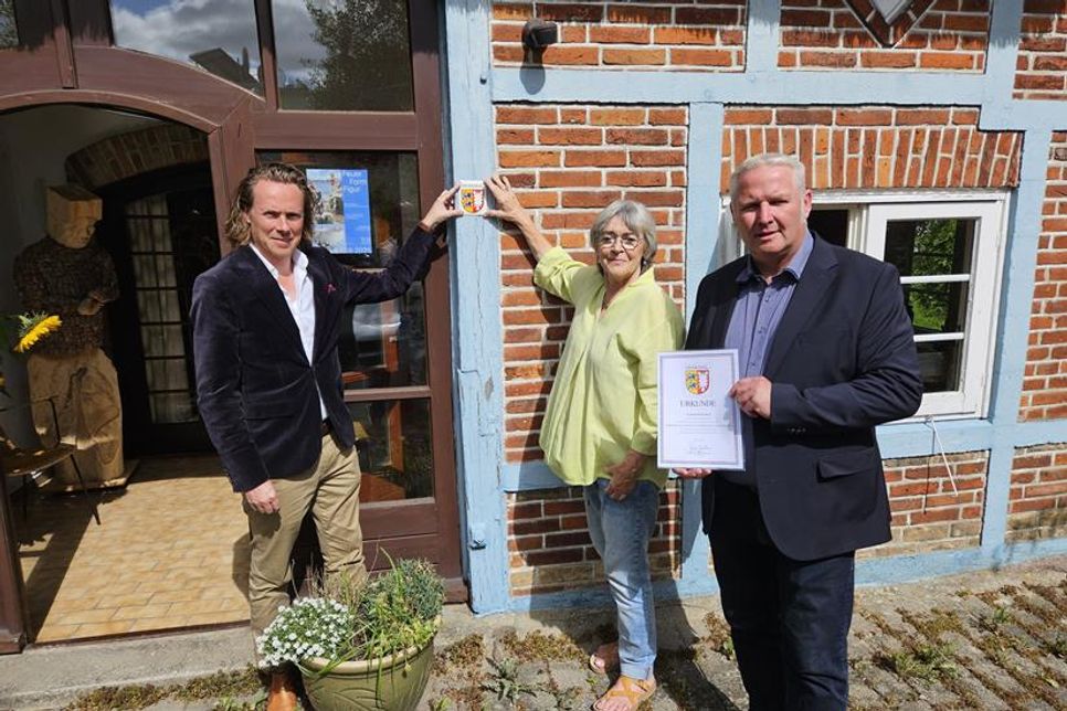 Dr. Philip Seifert, Leiter des Landesamtes für Denkmalpflege, Vereinsvorsitzende Brigitte Kemlein vom Förderverein Behrend-Haus Neuheikendorf e.V. und Bürgermeister Tade Peetz bei der Übergabe der Denkmalplakette für das Behrend-Haus.