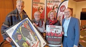 Freuen sich auf vielfältige Krimikost (v.l.): Schauspieler Norbert Aust, Organisator Peter Schümann, Schirmherrin Bettina Aust und Jörg Bercher vom Hauptsponsor PSD Bank Nord.
