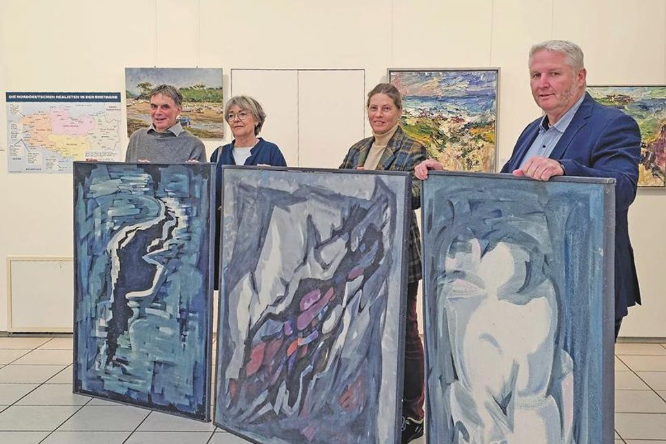 Der Geschäftsführer Heinrich-Blunck-Stiftung Ulrich Steffen, Brigitte Kemlein, Vorsitzende Fördervereins Behrend-Haus, Museumsleiterin Dr. Sabine Behrens vom Künstlermuseum Heikendorf und Bürgermeister Tade Peetz (v. l.) präsentieren das Triptychon des Heikendorfer Künstlers Rudolf Behrend. „Entstehendes“ hat Behrend dieses dreiteilige Gemälde genannt. Es entstand zwischen 1963 und 1965. Prof. Dr. Ruberg konnte zu der offiziellen Übergabe im Künstlermuseum nicht anreisen.