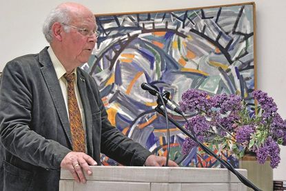 Prof. Dr. Ruberg, hier bei der Vernissage der Behrend-Ausstellung 2015, hat das Künstlermuseum mit der Gemäldeschenkung um 18 besondere Werke bereichert.