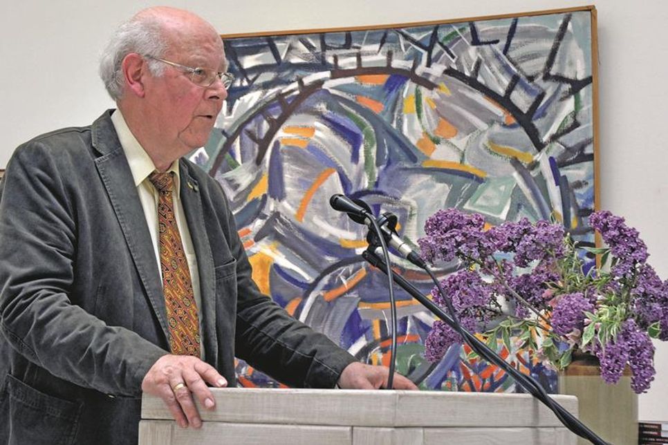 Prof. Dr. Ruberg, hier bei der Vernissage der Behrend-Ausstellung 2015, hat das Künstlermuseum mit der Gemäldeschenkung um 18 besondere Werke bereichert.