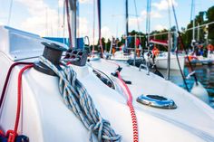 Segeln verbindet Naturerlebnis mit technischem Know-how und ist seit jeher eine besondere Art, sich über das Wasser zu bewegen.