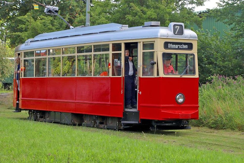 Die Museumsstraßenbahn zieht – wie jeden Mittwoch, Samstag und Sonntag – unermüdlich ihre Kreise auf der Demonstrationsstrecke am Museumsbahnhof Schönberger Strand – hier mit einer Bahn aus Hamburg.