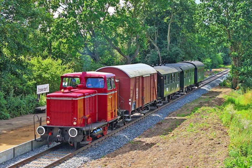 Auf neuen Gleisen erreicht der erste Planzug aus Schönberg (Holst.) den Haltepunkt Stakendorf der Museumsbahn.