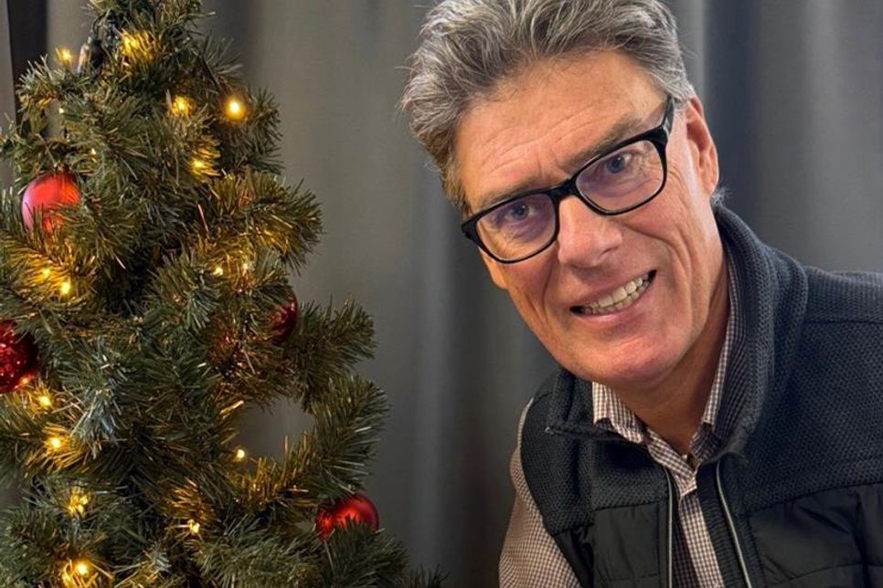 Knut Lindau präsentiert das aktuelle Plakat der Weihnachtstaler-Aktion.