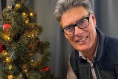Knut Lindau präsentiert das aktuelle Plakat der Weihnachtstaler-Aktion.