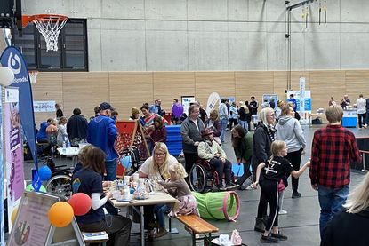 Viel los auf dem Markt der Möglichkeiten in der großen Halle.