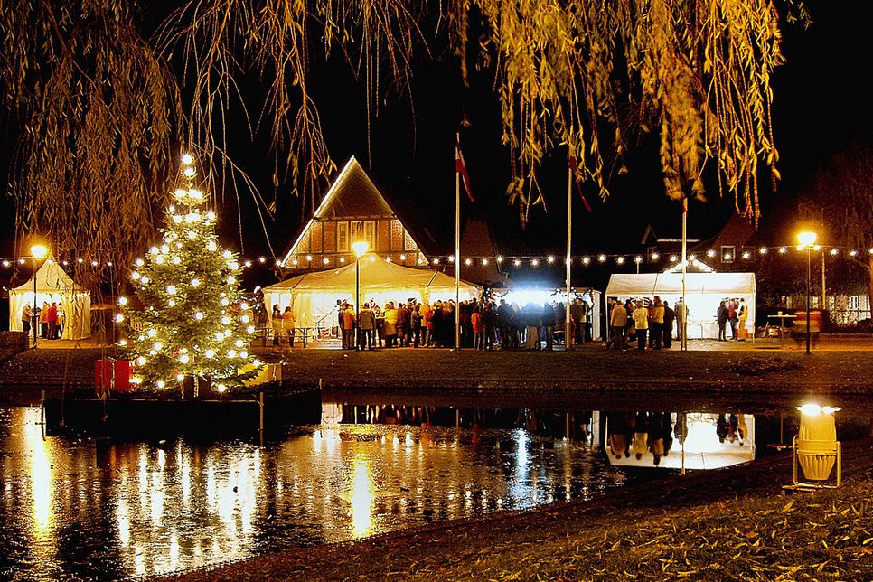 Weihnachtliche Stimmung rund um den Dorfteich von Schönkirchen.