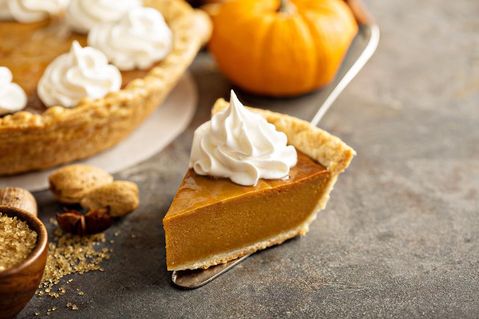 Herbstlicher Genuss: Ein cremiger Kürbiskuchen mit einem Hauch von Zimt passt perfekt in die goldene Jahreszeit.