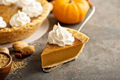 Herbstlicher Genuss: Ein cremiger Kürbiskuchen mit einem Hauch von Zimt passt perfekt in die goldene Jahreszeit.
