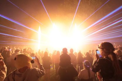 Musikliebhaber und Sommernachtschwärmer sind eingeladen, diesen magischen Abend zu erleben und gemeinsam unvergessliche Erinnerungen zu schaffen.