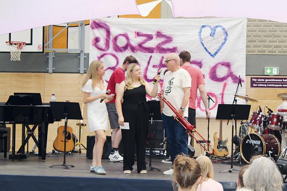 Jolina Döring  und Mele Burmeester aus den zehnten Klassen der Cesar-Klein-Schule Ratekau interviewten Nils Landgren ...