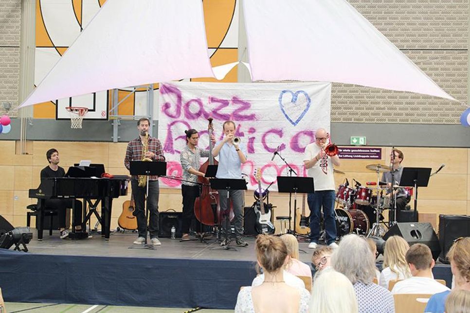 ... bevor er gemeinsam mit dem Michel Schroeder Ensemble bekannte Musikstücke spielte und dafür großen Beifall bekam.