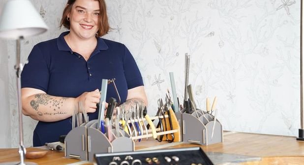 Charlie Sophie Cremer liebt, was sie tut und das sieht man den einzigartigen Schmuckstücken auch an. Ihre aktuellen Kollektionen zeigt sie ab dem 2. September in ihren neuen Räumen in der Kremper Straße 16.