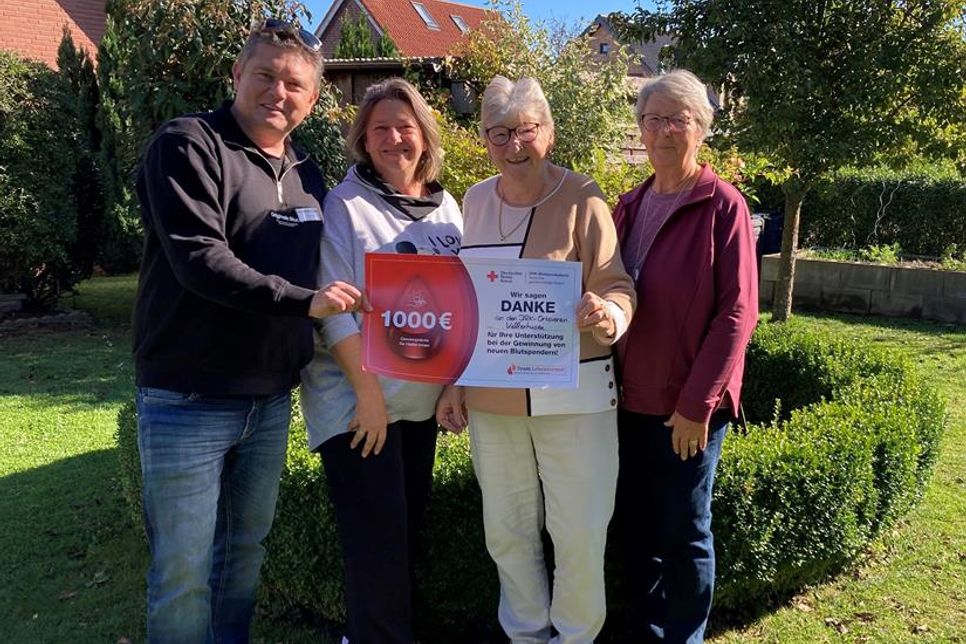 Till Quint vom DRK-Blutspendedienst Nord-Ost übergibt den Gewinn-Scheck an Manuela Westphal, Barbara Dimmer und Christa Behnke (v. lks.) vom DRK-Ortsverein Kellenhusen.