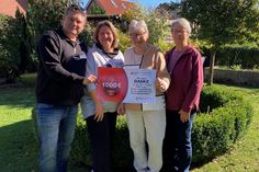 Till Quint vom DRK-Blutspendedienst Nord-Ost übergibt den Gewinn-Scheck an Manuela Westphal, Barbara Dimmer und Christa Behnke (v. lks.) vom DRK-Ortsverein Kellenhusen.
