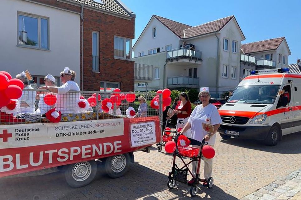 Das Team des Kellenhusener DRK beim Jubiläumsumzug Anfang Juni 2024.