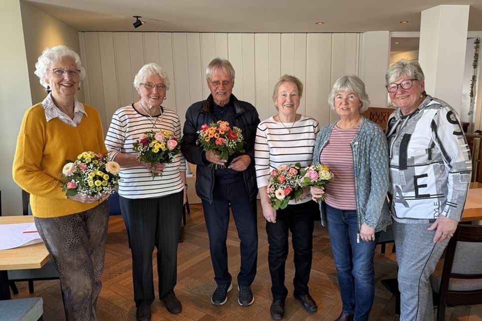Vorsitzende Barbara Dimmer (re.) mit den geehrten Mitgliedern.