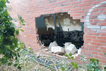 Das Fahrzeug hat die Wand des ehemaligen Wartezimmers durchbrochen und ist dort stecken geblieben.