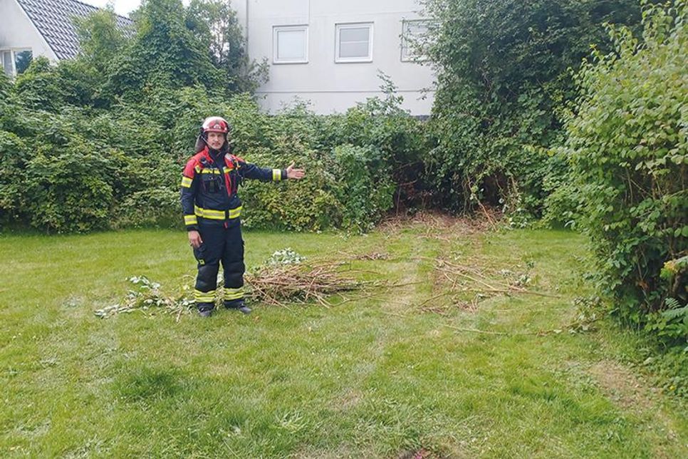 Andreas Merk, stellvertretender Ortswehrführer der Feuerwehr Bad Schwartau-Rensefeld zeigt die „Einflugschneise“, die der Volvo-Fahrer gepflügt hat.