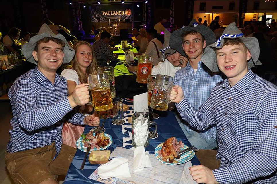Geselligkeit und gutes Essen - die bayerische Tradition hat auch in Grömitz Einzug gehalten.