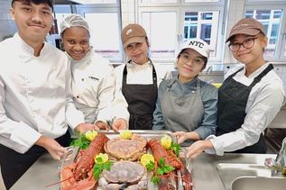 Die Krustentiere wurden von den Auszubildenden fachmännisch zubereitet und anschließend verkostet.