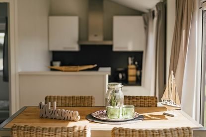 Auch von innen schön: Ein Chalet im Süseler Seeparx.