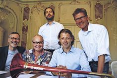 SHMF-Intendant Christian Kuhnt, der künstlerische Leiter Nils Landgren, Jens Boddin (Leiter Finanzen SHMF), Bürgermeister Robert Wagner und Tourismuschef Joachim Nitz freuen sich über weitere fünf Jahre „Jazz Baltica“ in Timmendorfer Strand. (Foto: TSNT)