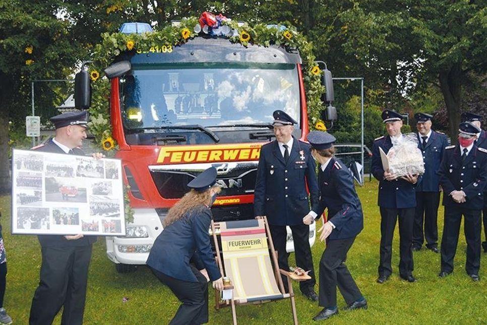 Von seinen Kameraden wurde Robert Muus mit einem Liegestuhl mit Namenszug und einer Kollage aus Bildern früherer Jahre in den Ruhestand verabschiedet.