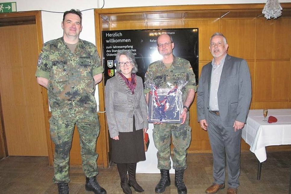 Oberstleutnant Ralf Stachowiak mit Bürgervorsteherin Susanne Knees, Oberstleutnant Markus Ruhland und Bürgermeister Jörg Saba beim Jahresempfang.