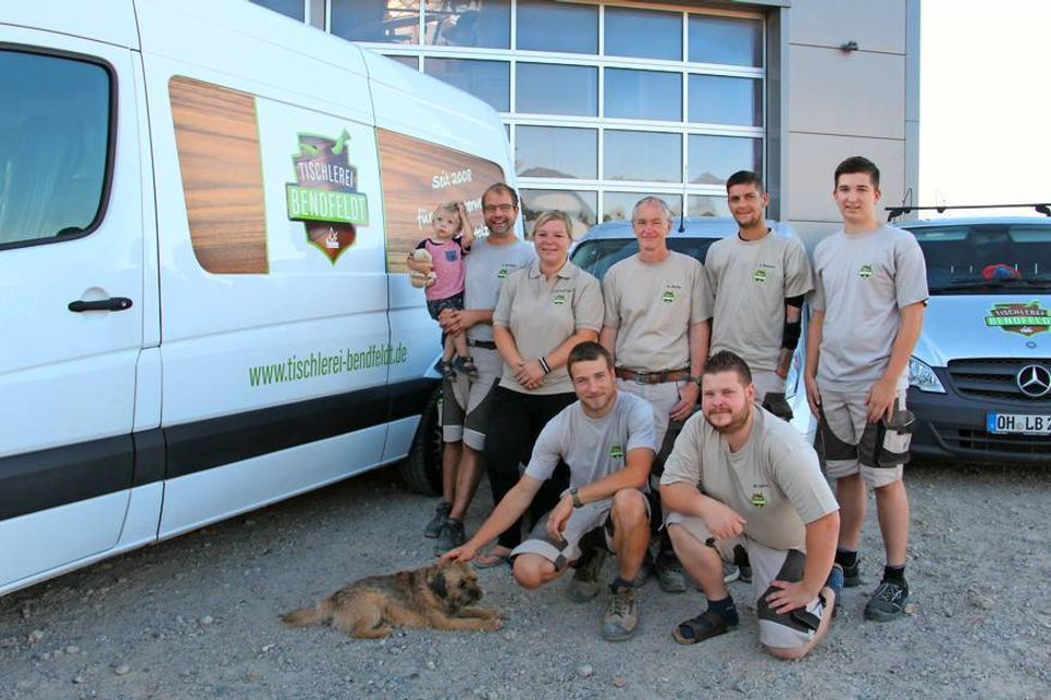 Freuen sich auf Samstag: Nachwuchstischler Nils, seine Eltern Dirk Bendfeldt und Christiana Orlowski-Bendfeldt, Andreas Winter, Jan Hendrik Malzkeit und Bastian Seifarth (stehend v. lks.) mit Hund Connor sowie Daniel Schmidt und Marcel Riemke. Außerdem gehören Malte Ebbecke und Erik Haraldsen zum Team.
