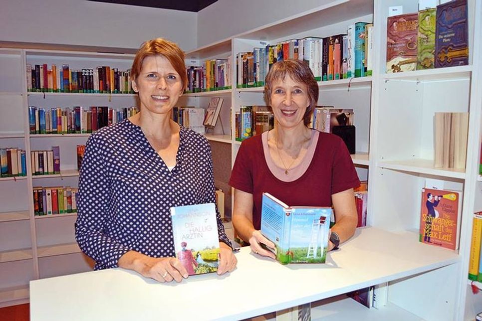 Büchereileiterin Edda Thimm (l.) freut sich mit der bekannten Buchautorin Lena Johannson auf die Festveranstalung am 14. September.