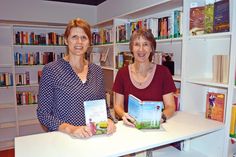 Büchereileiterin Edda Thimm (l.) freut sich mit der bekannten Buchautorin Lena Johannson auf die Festveranstalung am 14. September.