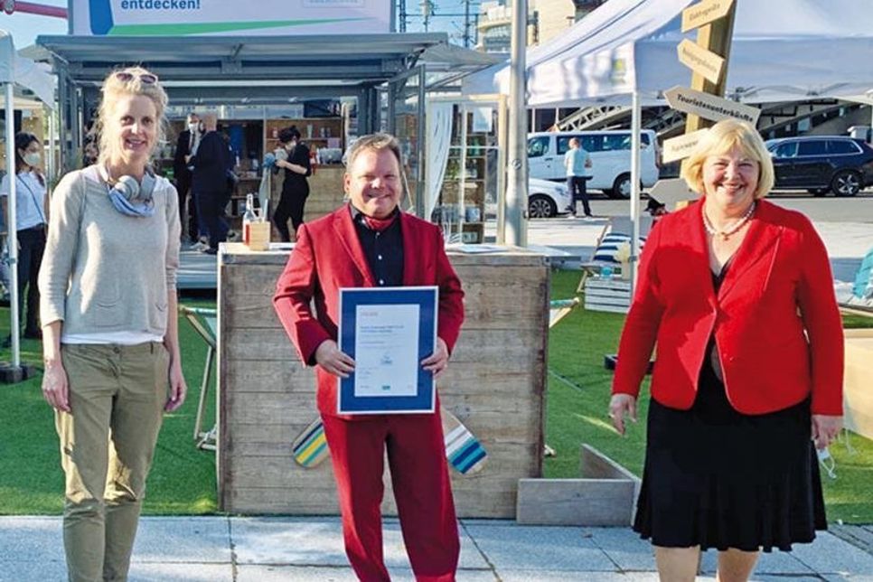 Preisträger Malte Riechey (mitte) zusammen mit der Vorjahrespreisträgerin Katherin Kleingarn (links) zusehen.
