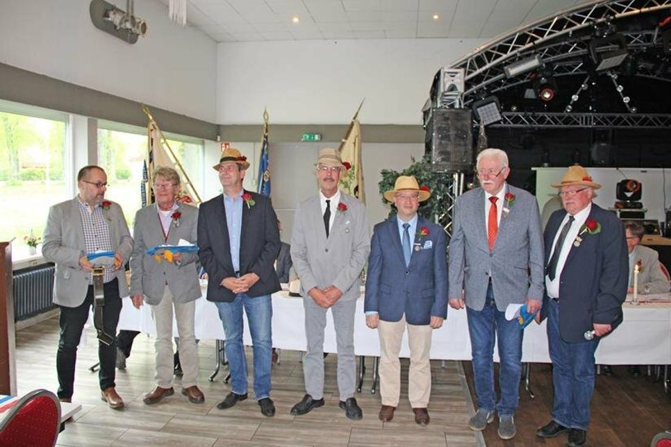 Die neuen Stadtfahnenträger Clemens Waschik, Jan-Christian Thode (Jan Stark nicht auf dem Bild), sowie die ausscheidenden Fahnenträger Christian Theede, Matthias Newe und Frank Knees.