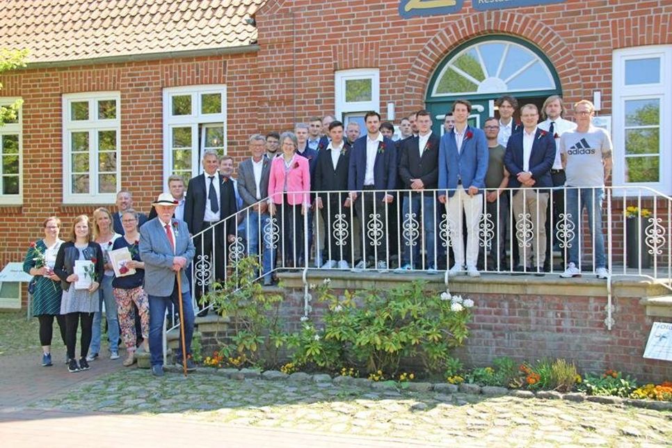 Die neuen Gildebrüder und Gildeschwestern nach der Gildemuseums-Führung mit dem 3. Öllst Willi Horn, Susanne Knees und Jan-Birger Rößler. Alphabetisch sortiert und nicht alle anwesend: Jan Arndt, Finn Ausborn, Bennet Baaß, Timon Behnke, Paul Behrendt, Michael Christiansen, Nils Classen, Noah Froese, Daniel Gerkens, Lukas Gradert, Damian Grigat, Sascha Grove, Maximilian Gütschow, Luca Hereth, Magnus Höper, Kevin Klein, Jonathan Krüger, Andreas Kruse, Arne Landt, Christopher Lehmann, Patrick Loose, Paul Pfützenreuter, Lutz Reese, Max Reimers, Matthias Retter, Bernd Seidel, Noah Sengmüller, Berthold Starke, Hannes Ulrich, Axel Voß, Sven Erik Wriedt, Uta Bönninghausen, Katharina Brost, Kyra Haltermann, Alina Loose, Michaela Schulz, Carina Vögele