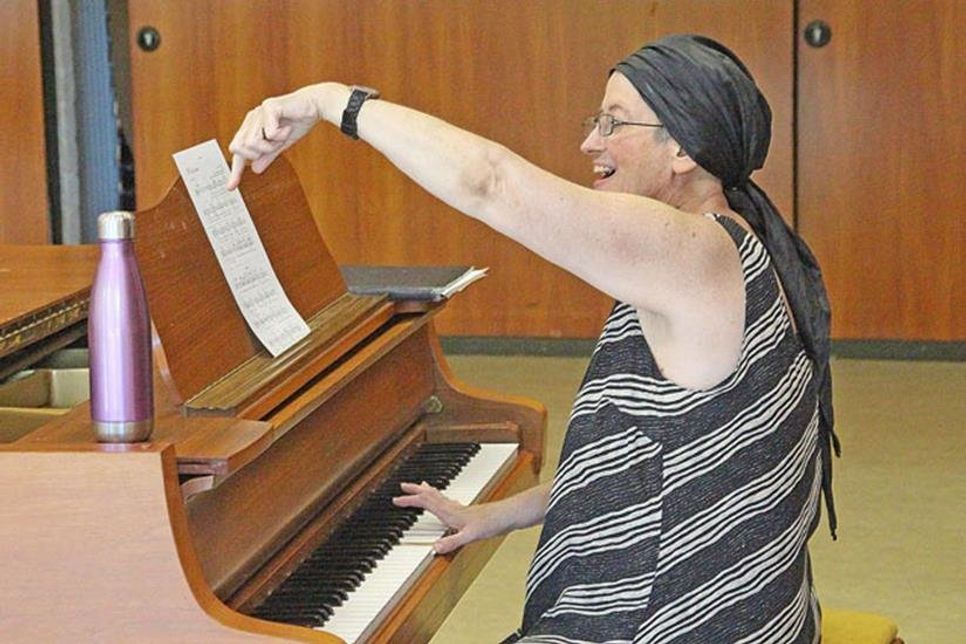 Chorleiterin Gabriela Sallai gibt den richtigen Ton an