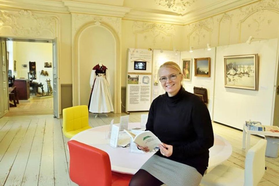 Jubiläumsausstellung der AG Heimatkunde mit viel Lesestoff: Museumsleiterin Julia Meyer lädt zur vertiefenden Lektüre im Rokokosaal ein.  Fotos: Schneider