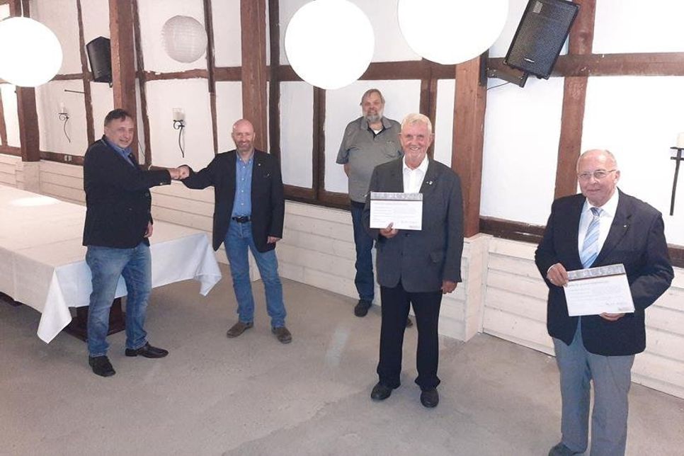 Bernd Höppner, Peer Knöfler (MdL), Thomas Hüttmann. Die Mitglieder Heinrich Evers und Karl-Eberhard Peters wurden für ihre langjährige Mitgliedschaft in der CDU geehrt (v. lks.).