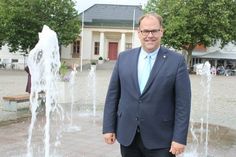 Das Wasserspiel auf dem Marktplatz mit dem Rathaus im Hintergrund. Die liebens- und lebenswerte Stadt Neustadt liegt Mirko Spieckermann am Herzen.