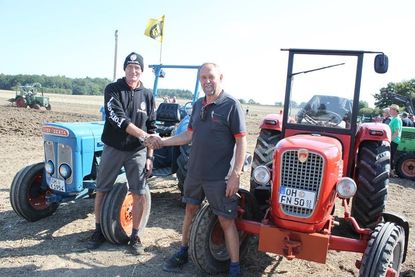 Schiedlich-friedlich Unentschieden endete das Wettpflügen zwischen Reinhard Krönke (lks.) und Ferdinand Nocka.