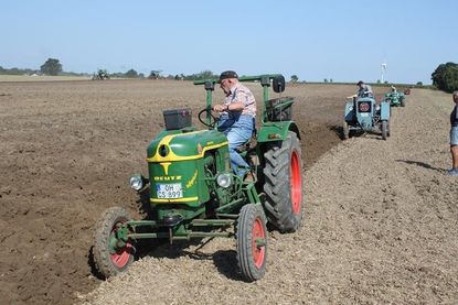 Rund 40 Fahrzeuge pflügten den Boden auf eine Tiefe von 26 Zentimeter.