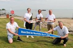 Freuen sich auf viele unterschiedliche Teilnehmer bei der Regatta für jedermann: der Vorsitzende des Gewerbevereins Sven Muchow, Julia Nöhrenberg von den Stadtwerken Neustadt, Regattaleiter Andreas Beckmann, Geschäftsführer der ancora Marina Oliver Seiter und Frans Ijben von der Tourismus-Agentur Lübecker Bucht (v. lks.).