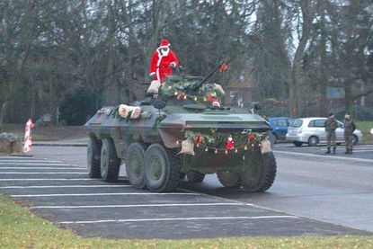 Der Weihnachtsmann kam mit einem Luchs zum Jahresabschlussappell und verteilte seine Gaben an die Kompanien