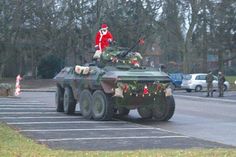 Der Weihnachtsmann kam mit einem Luchs zum Jahresabschlussappell und verteilte seine Gaben an die Kompanien