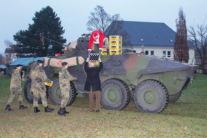 Jede Kompanie erhielt vom Weihnachtsmann einen Kasten Bier