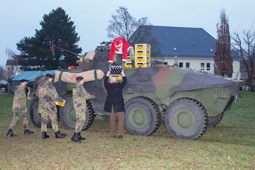 Jede Kompanie erhielt vom Weihnachtsmann einen Kasten Bier