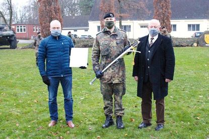 Feldwebel Björn Jahn erhielt in diesem Jahr von Oberstleutnant a.D. Walter Hertz und Oberstabsfeldwebel a.D. Stephan Starck den Reitersäbel, der jährlich an einen besonders leistungsstarken und vorbildlichen Nachwuchsfeldwebel verliehen wird
